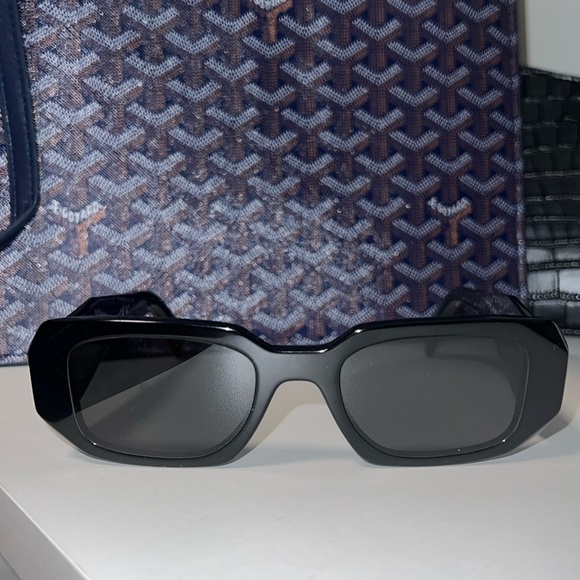 Iconic prada sunglasses - Picture 5 of 8